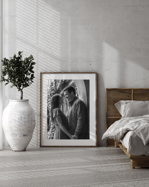 Gefrästes Paarportrait an der Wand im Schlafzimmer