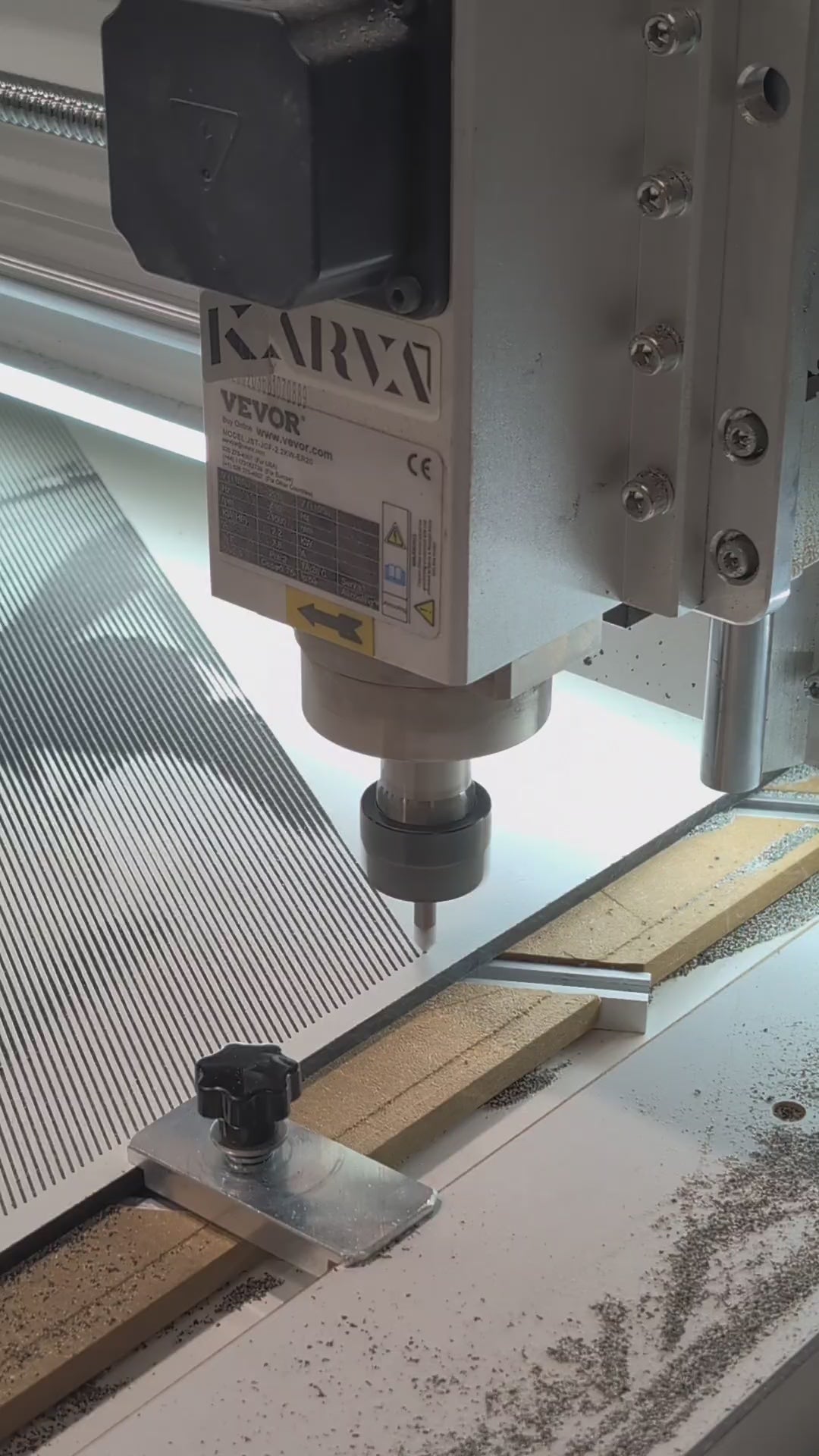 Video: CNC-Fräse fräst ein Foto Linie für Linie in eine Platte